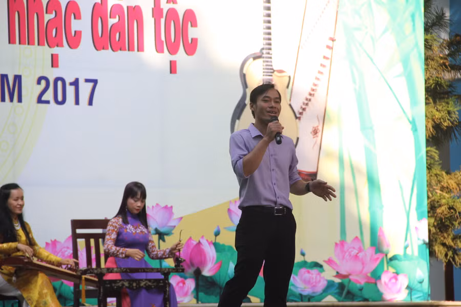 Thầy Hà Minh Sơn, giáo viên môn Toán ca bài Hãy yên lòng mẹ ơi được học trò cổ vũ nhiệt tình