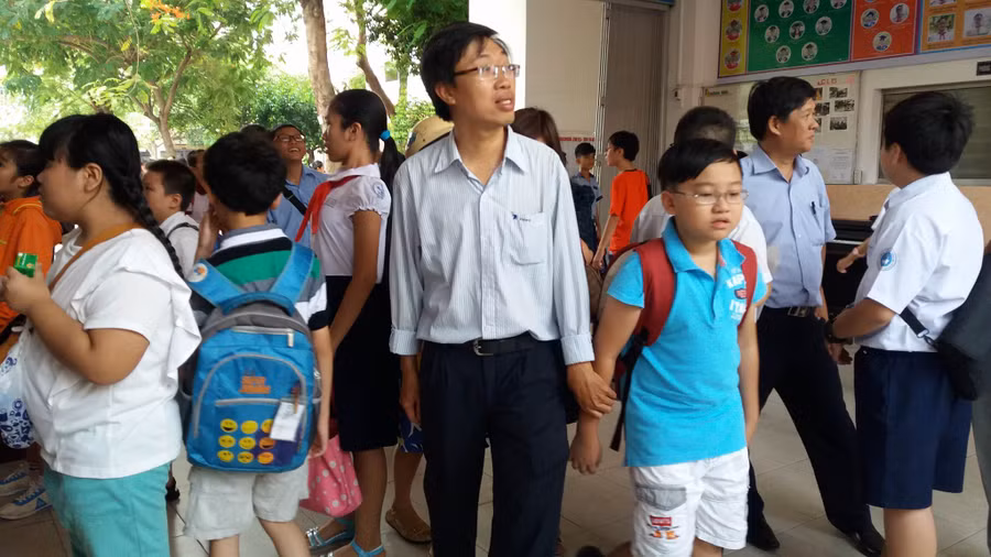 Phụ huynh đón học sinh sau bài khảo sát