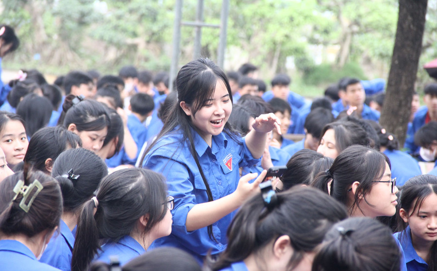 Hoạt động giáo dục ngoài giờ lên lớp của Trường THPT Đức Hợp (Hưng Yên). Ảnh: TG.