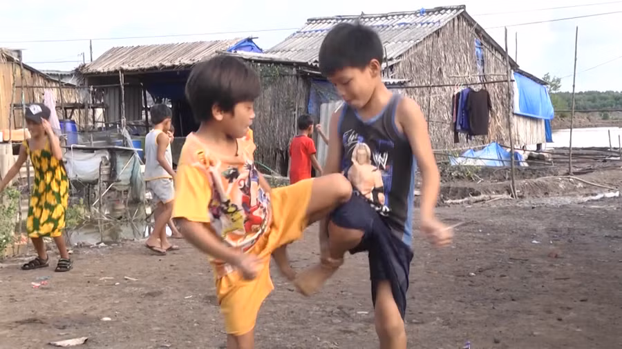 Trẻ vùng sâu, xa rất cần những sân chơi trong dịp hè.