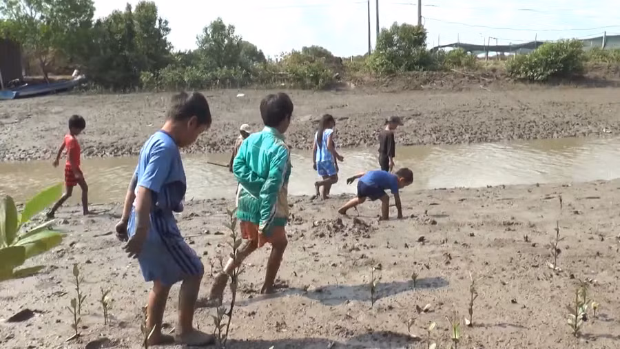 Trẻ em lặn lội mưu sinh ven sông, ven biển.