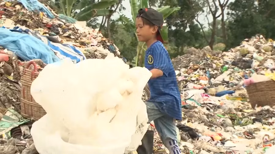 Trẻ em nhặt rác kiếm thêm thu nhập.