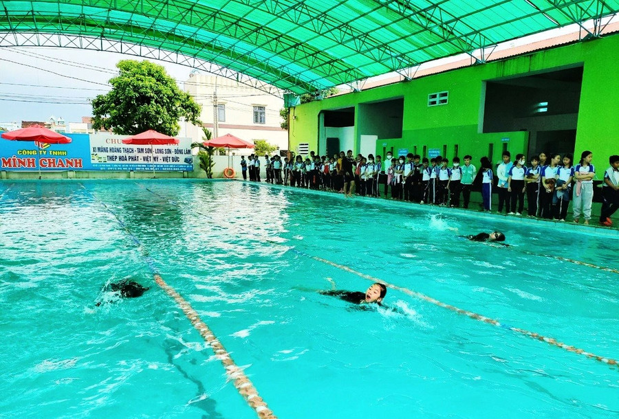 Các trường học cần chú trọng tổ chức luyện tập môn bơi cho học sinh. Ảnh: TG