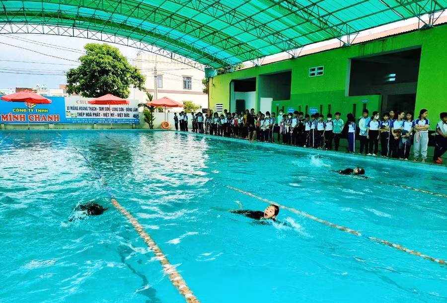 Các trường học cần chú trọng tổ chức luyện tập môn bơi cho học sinh. Ảnh: TG