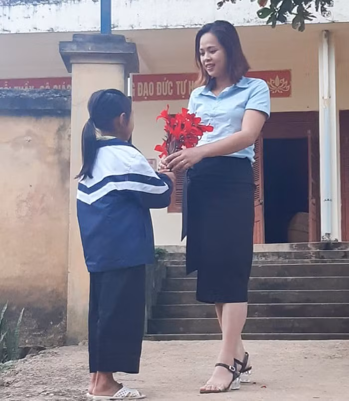 Đa phần các em sẽ kiếm hoa dại về tự bó hoặc nhà trồng được cây gì, quả gì là mang tặng thầy cô thứ đó.