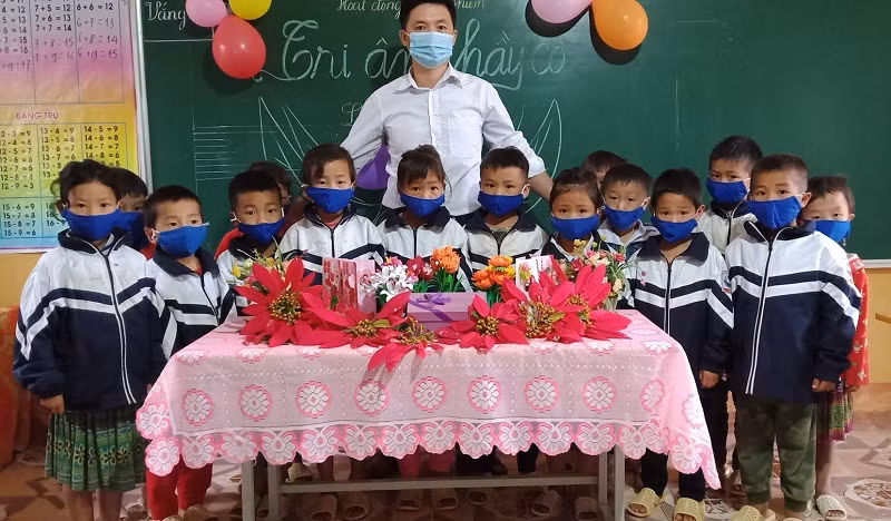 Những món quà chứa đựng nhiều tình cảm và giá trị tinh thần của học sinh vùng khó luôn được thầy cô trân trọng.