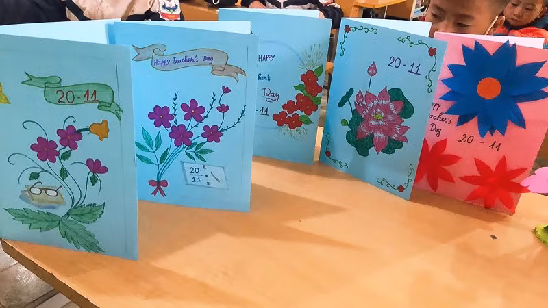 Những tấm thiệp học sinh Trường PTDTBT Tiểu học Phìn Hồ, huyện Nậm Pồ (Điện Biên) tự tay làm hết sức đơn giản nhưng mang thông điệp riêng đầy giá trị.