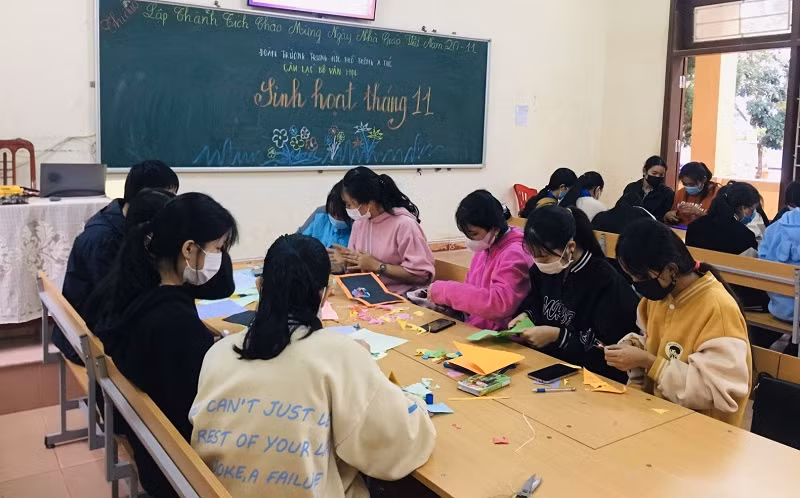 Các em học sinh ở Trường THPT A Túc tự tay làm thiệp mừng Ngày Nhà giáo Việt Nam.