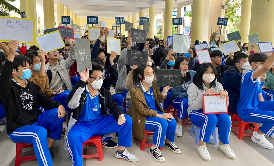 Học sinh lớp 10 Trường THPT Trần Phú với nội dung thi Rung chuông vàng khi học Chuyên đề 6 Giáo dục địa phương.