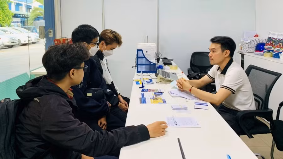 Cán bộ Trường Trung cấp Nguyễn Tất Thành tư vấn cho học sinh. 