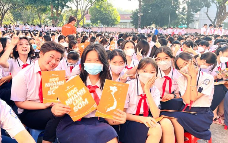 Học sinh Trường THCS Nguyễn Hiền (TPHCM) hào hứng trong buổi hướng nghiệp tại trường. Học sinh Trường THCS Nguyễn Hiền (TPHCM) hào hứng trong buổi hướng nghiệp tại trường.