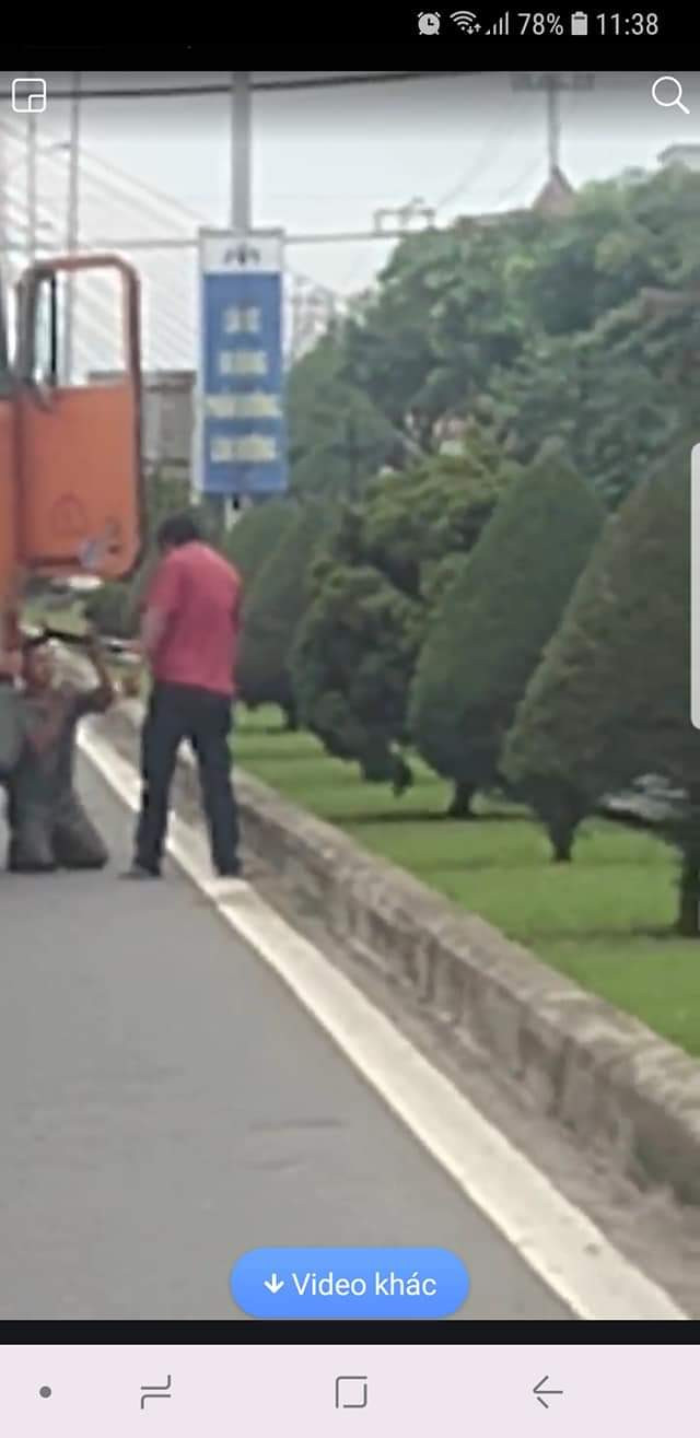 Anh2: Trần Duy Hưng dùng dao tự chế khống chế đồng nghiệp phải quỳ giữa đường để xin lỗi (ảnh cắt từ clip) Anh2: Trần Duy Hưng dùng dao tự chế khống chế đồng nghiệp phải quỳ giữa đường để xin lỗi (ảnh cắt từ clip)