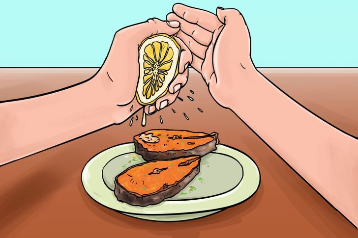 Nước chanh có thể khiến mắt của người khác gặp khó chịu khi bị bắn vào. Đây là lý do tại sao bạn nên dùng một tay hoặc thìa để tạo tấm chắn xung quanh quả chanh khi vắt.