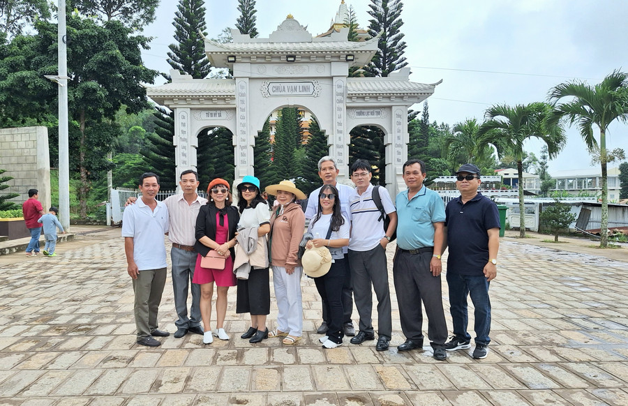 Khách tham quan Khu du lịch Núi Cấm (An Giang).