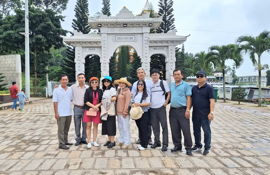 Khách tham quan Khu du lịch Núi Cấm (An Giang).