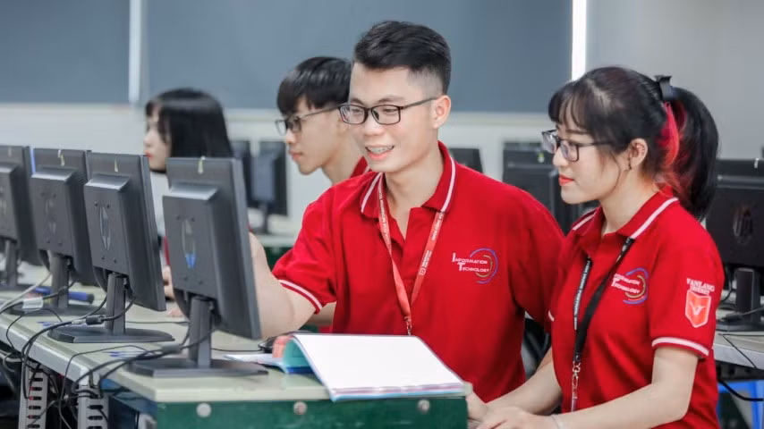 Sinh viên ngành Công nghệ Thông tin Trường Đại học Văn Lang tại phòng máy trong giờ học thực hành. Ảnh: Website nhà trường
