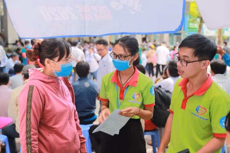 HUFI hỗ trợ tân SV và phụ huynh đến trường làm thủ tục nhập học. Ảnh: NTCC