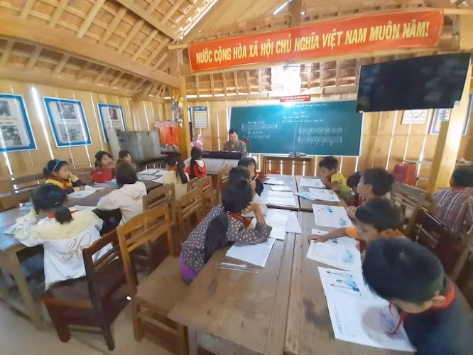 Giờ học ở Trường PTDTBT Tiểu học và THCS Đắk Krong. Ảnh: TG