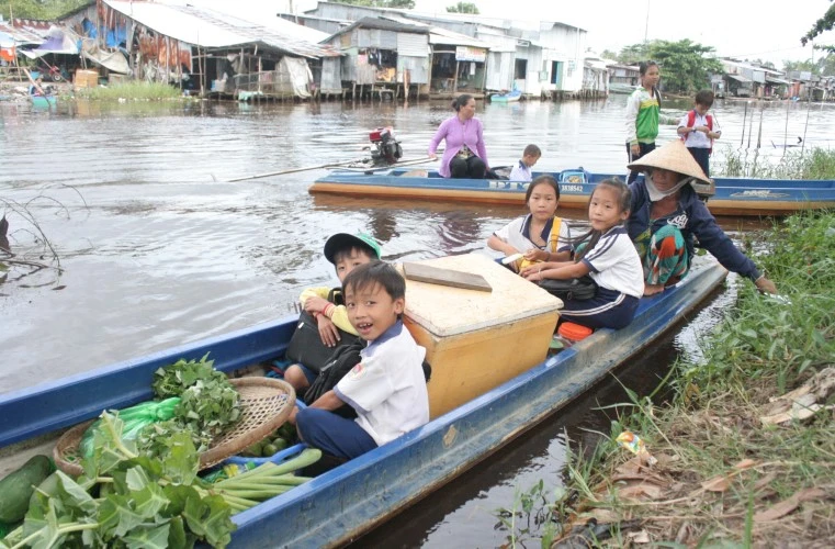 HS Trường Tiểu học A Khánh Bình Tây (huyện Trần Văn Thời, Cà Mau) đến trường bằng xuồng. 