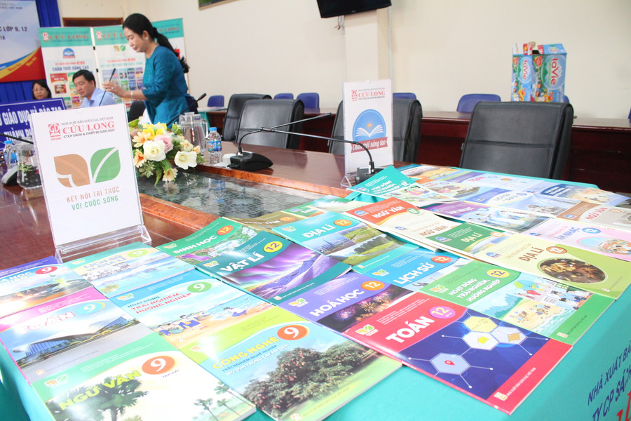 Cán bộ, giáo viên TP Cần Thơ thảo luận SGK lớp 9 và lớp 12. Ảnh: Q. Ngữ