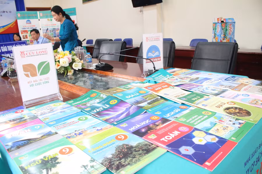 Cán bộ, giáo viên TP Cần Thơ thảo luận SGK lớp 9 và lớp 12. Ảnh: Q. Ngữ