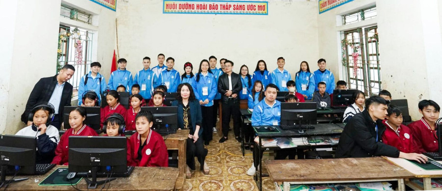 Hội Sinh viên Trường ĐH Vinh trao quà “Máy tính cho em” đến học sinh Trường PTDTBT THCS Na Ngoi (Kỳ Sơn, Nghệ An). Hội Sinh viên Trường ĐH Vinh trao quà “Máy tính cho em” đến học sinh Trường PTDTBT THCS Na Ngoi (Kỳ Sơn, Nghệ An).