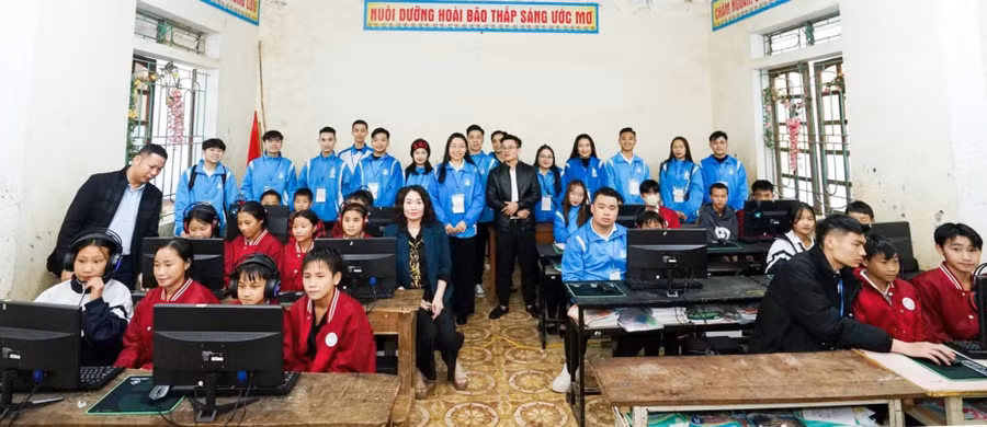 Hội Sinh viên Trường ĐH Vinh trao quà “Máy tính cho em” đến học sinh Trường PTDTBT THCS Na Ngoi (Kỳ Sơn, Nghệ An).