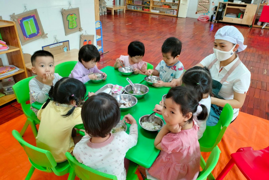Công việc chăm sóc, giáo dục trẻ mầm non có nhiều đặc thù so với các cấp học khác. 