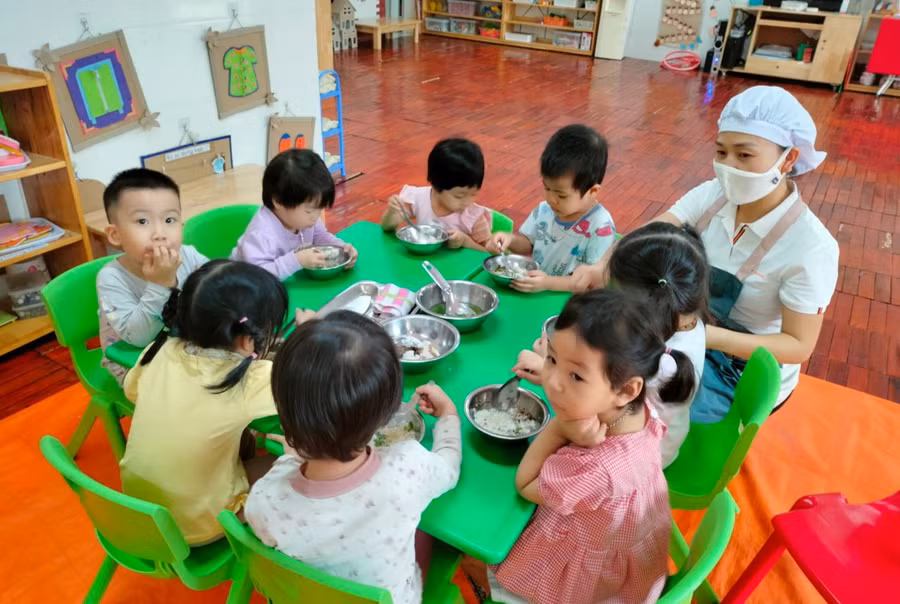 Công việc chăm sóc, giáo dục trẻ mầm non có nhiều đặc thù so với các cấp học khác. 