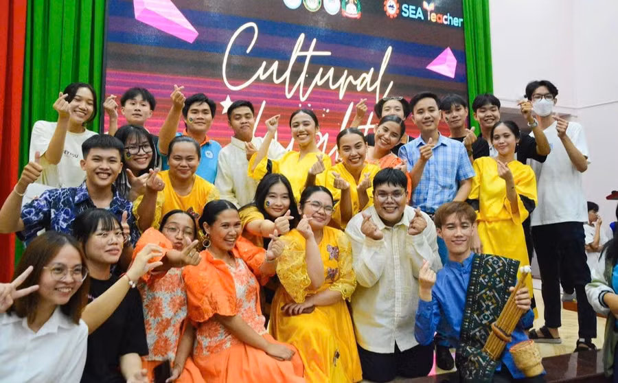 Sinh viên Lào theo học tại Trường ĐH Đồng Tháp tham gia hoạt động giao lưu văn hóa. Ảnh: ITN