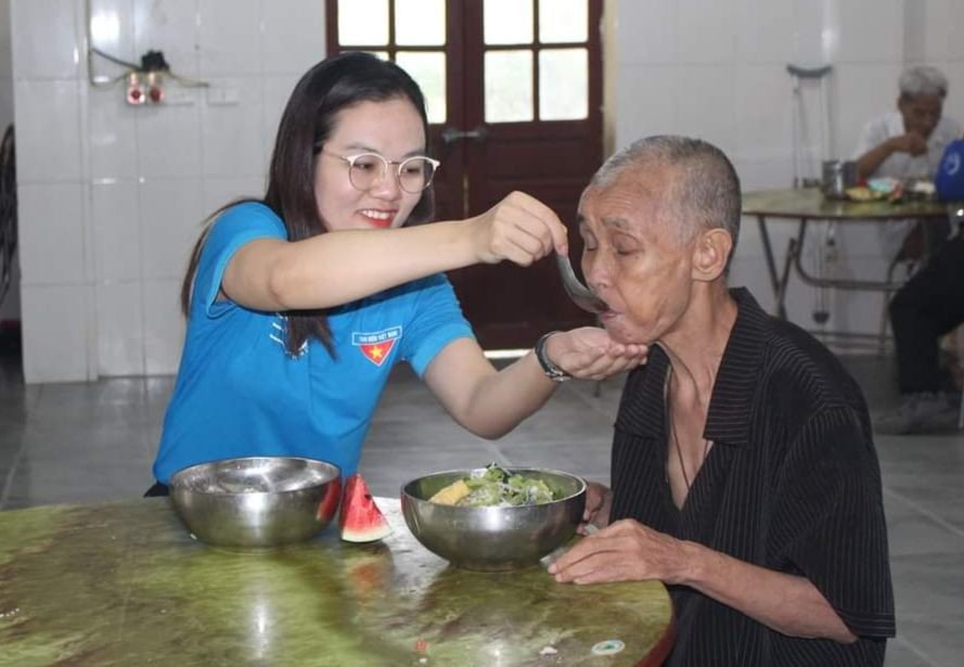 ThS Nguyễn Hoàng Phương chăm sóc cụ già tại Trung tâm Bảo trợ xã hội tỉnh Lạng Sơn. Ảnh: NVCC ThS Nguyễn Hoàng Phương chăm sóc cụ già tại Trung tâm Bảo trợ xã hội tỉnh Lạng Sơn. Ảnh: NVCC