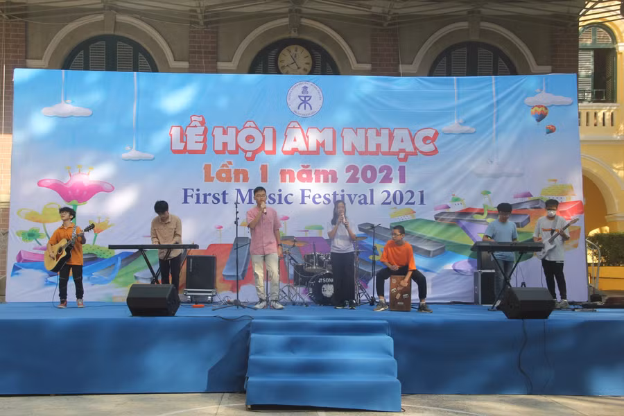 Học sinh Trường THPT Chuyên Trần Đại Nghĩa trình diễn các tiết mục trong lễ hội Âm nhạc lần 1 năm 2021