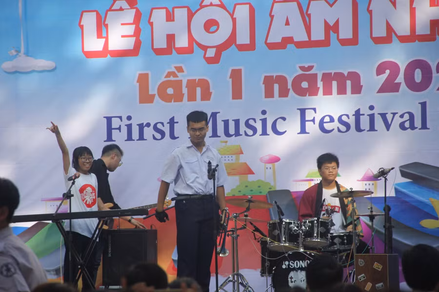 Học sinh biểu diễn một tiết mục tiếng Nhật