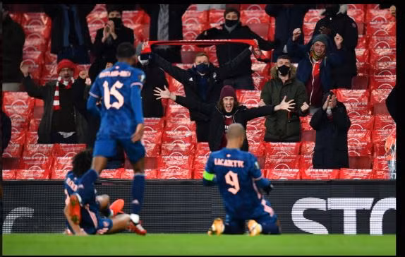 Dưới sân, các cầu thủ Arsenal thi đấu quật khởi giành chiến thắng 4-1.