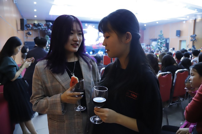 Hai sinh viên người Trung Quốc, Đông Vi và Quách Mộng đang chờ đón và chúc mừng thời khắc bước sang năm mới