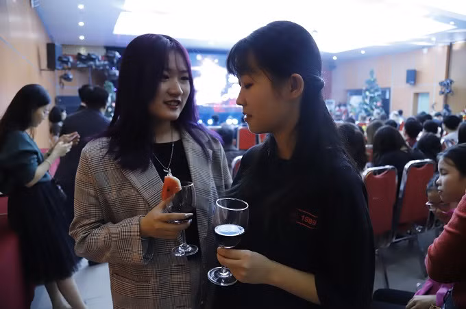 Hai sinh viên người Trung Quốc, Đông Vi và Quách Mộng đang chờ đón và chúc mừng thời khắc bước sang năm mới