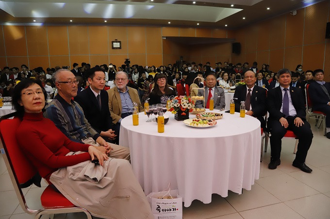 PGS.TS Trần Thanh Vân (bên phải) và thầy cô giáo đến từ các trường thành viên chờ đợi khoảng khắc đón chào năm mới với các tiết mục vui nhộn do các em sinh viên quốc tế biểu diễn