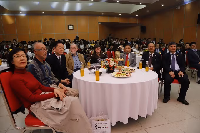 PGS.TS Trần Thanh Vân (bên phải) và thầy cô giáo đến từ các trường thành viên chờ đợi khoảng khắc đón chào năm mới với các tiết mục vui nhộn do các em sinh viên quốc tế biểu diễn