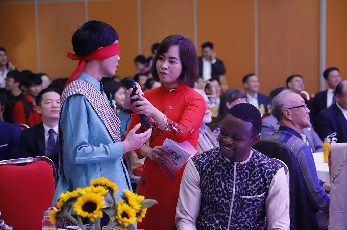 Sinh viên Lào Bou soukhaluck đang theo học tại Trường Đại học Sư phạm, người đạt giải sv xuất sắc Nhất cuộc thi “Hùng biện Tiếng Việt cho lưu học sinh Lào học tập tại Việt Nam năm 2019" tham gia trò chơi đoán ẩm thực Việt Nam