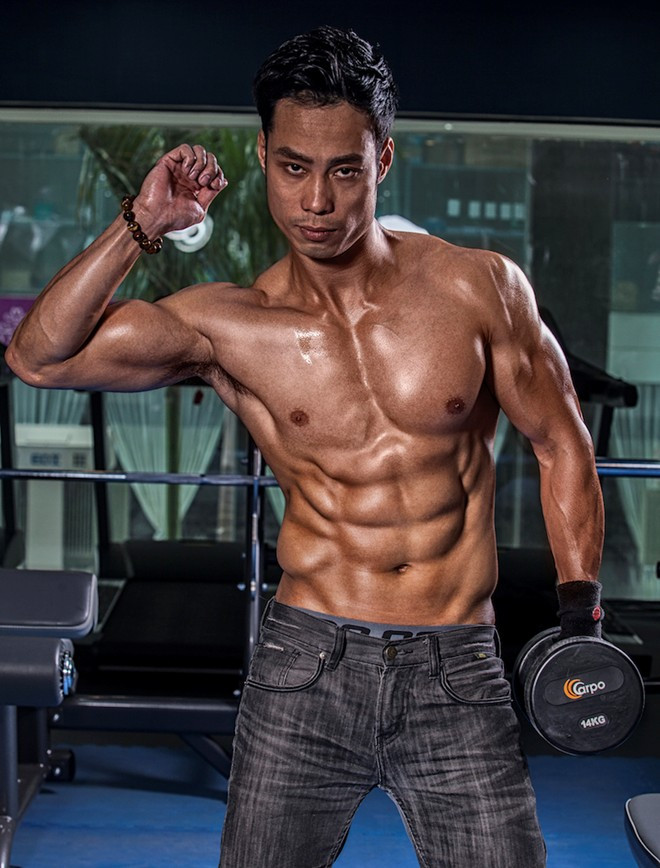 Thân hình săn chắc của thầy giáo vô địch cuộc thi 6 múi