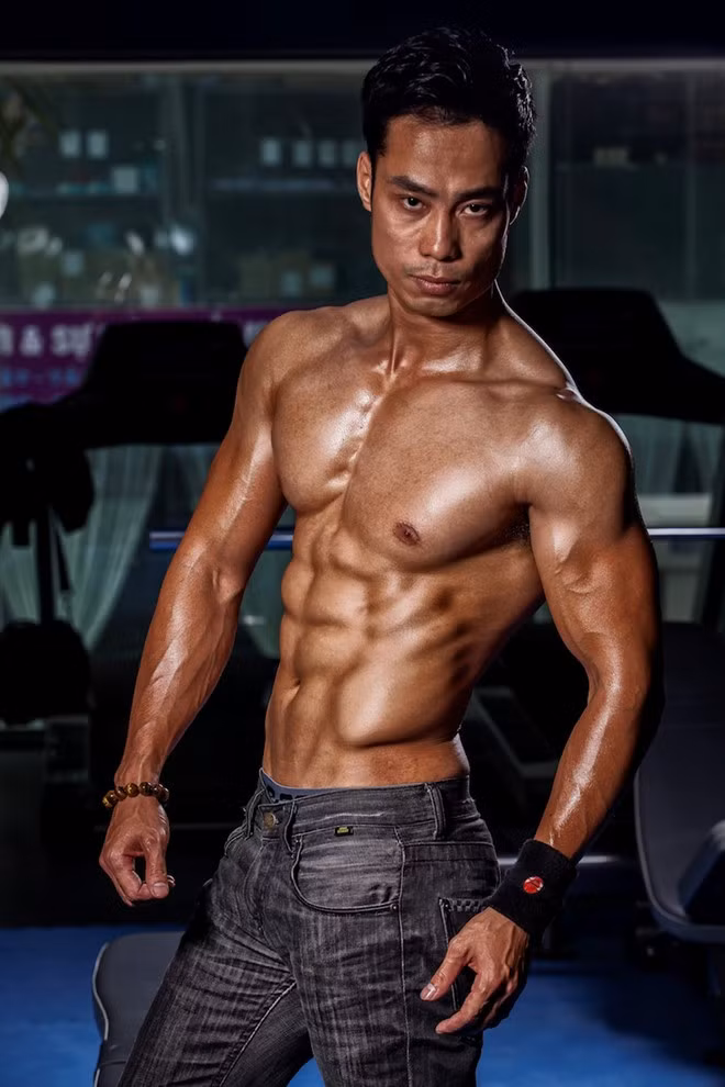 Thân hình săn chắc của thầy giáo vô địch cuộc thi 6 múi