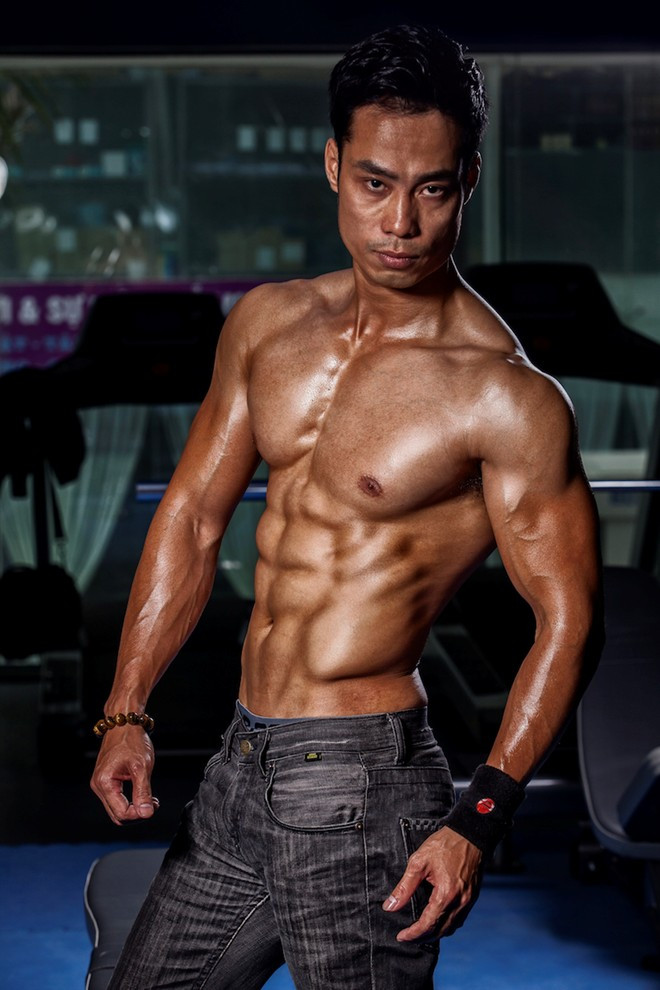 Thân hình săn chắc của thầy giáo vô địch cuộc thi 6 múi