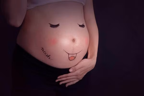 Hoa hậu Diễm Hương khoe ảnh vẽ bụng bầu ngộ nghĩnh 2