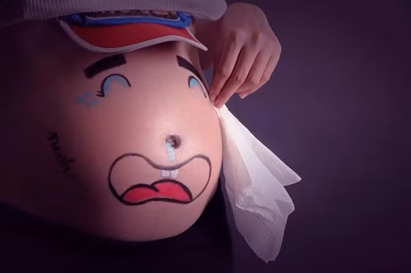 Hoa hậu Diễm Hương khoe ảnh vẽ bụng bầu ngộ nghĩnh 6