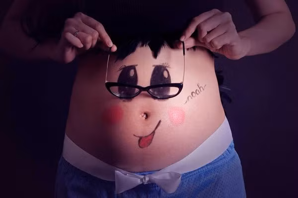 Hoa hậu Diễm Hương khoe ảnh vẽ bụng bầu ngộ nghĩnh 5