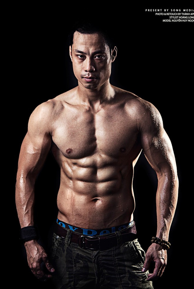 Thân hình săn chắc của thầy giáo vô địch cuộc thi 6 múi