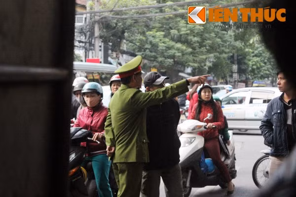 Toàn cảnh vụ CS Hà Nội vây 2 người ôm bom xăng cố thủ ảnh 9