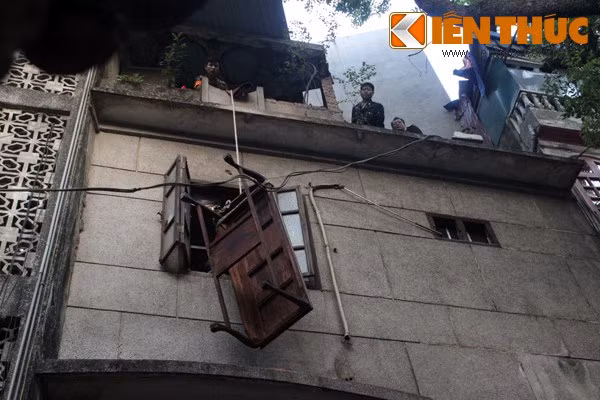 Toàn cảnh vụ CS Hà Nội vây 2 người ôm bom xăng cố thủ ảnh 13