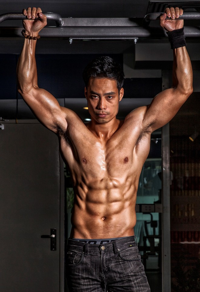 Thân hình săn chắc của thầy giáo vô địch cuộc thi 6 múi