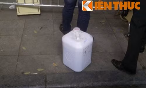 Toàn cảnh vụ CS Hà Nội vây 2 người ôm bom xăng cố thủ ảnh 5